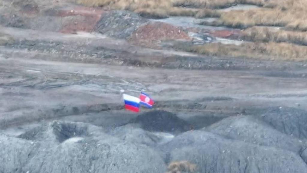 Varios canales ucranianos replican la fotografía de las banderas vistas cerca de Pokrovsk, en el Donbás.