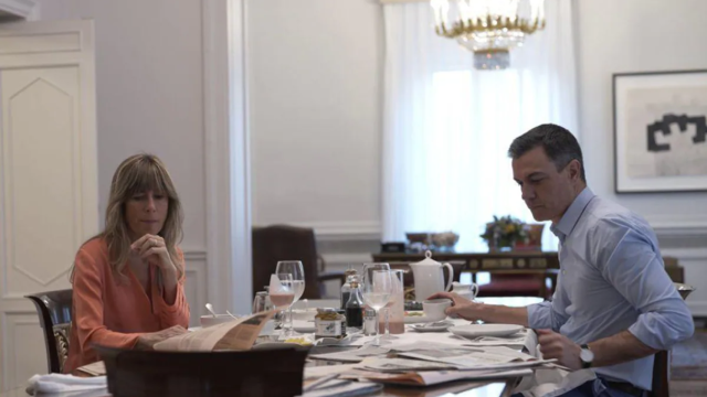 Pedro Sánchez y Begoña Gómez desayunando, en una imagen del documental ‘Moncloa. Cuatro estaciones’.