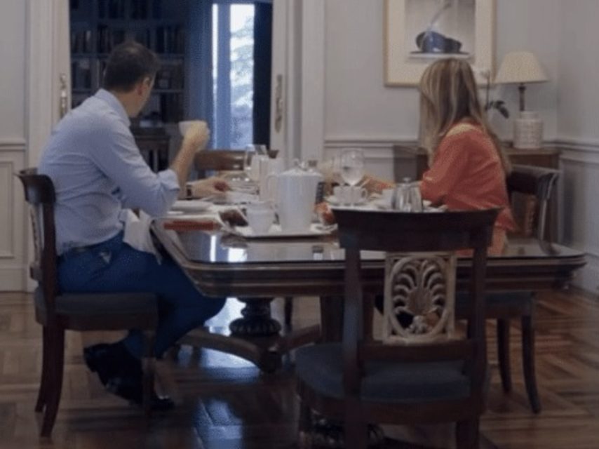 Pedro Sánchez y Begoña Gómez desayunando, en una imagen del documental ‘Moncloa. Cuatro estaciones’.