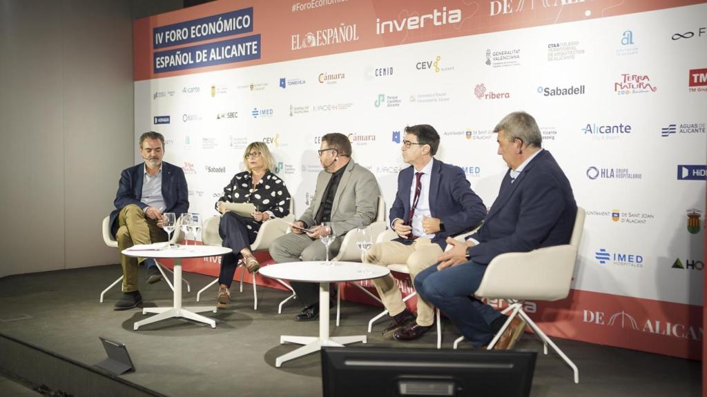 Mesa redonda sobre los retos medioambientales de la provincia de Alicante.