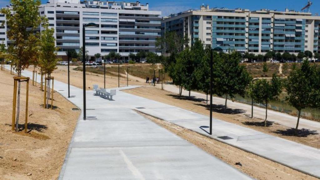 Las nuevas rampas peatonales de Parque Venecia que pretende renaturalizar el Ayuntamiento de Zaragoza.