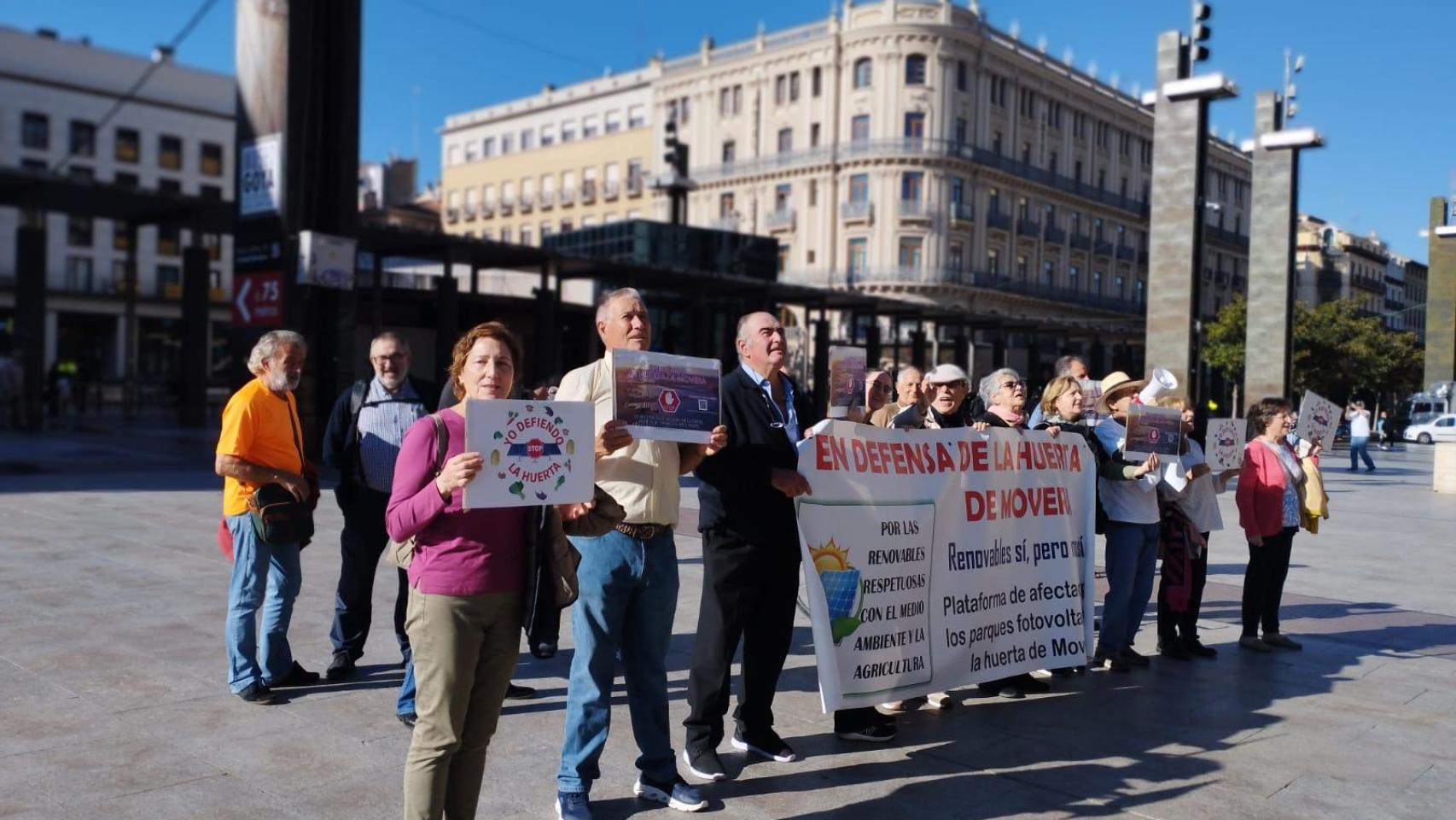 Los vecinos de Movera y El Lugarico, ayer, en la plaza del Pilar.