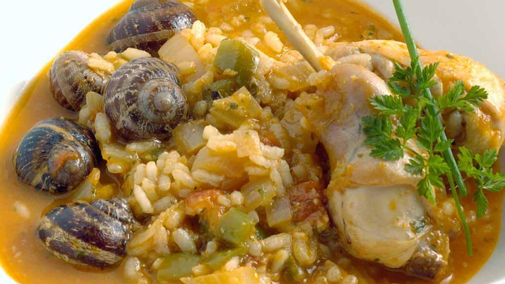 Un plato de arroz con conejo y caracoles.