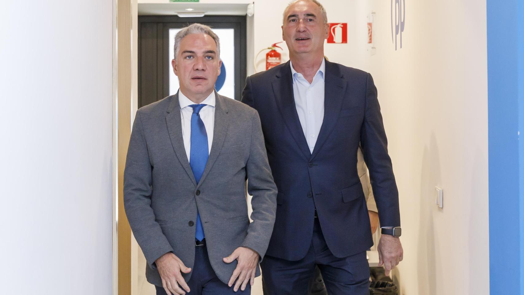 El vicesecretario general de Política Autonómica y Municipal y Análisis Electoral del PP, Elías Bendodo, y el alcalde de Segovia, José Mazarías, en la sede de los populares segovianos, este lunes