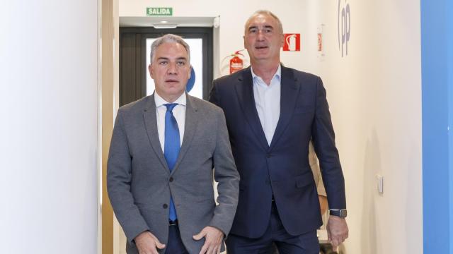 El vicesecretario general de Política Autonómica y Municipal y Análisis Electoral del PP, Elías Bendodo, y el alcalde de Segovia, José Mazarías, en la sede de los populares segovianos, este lunes