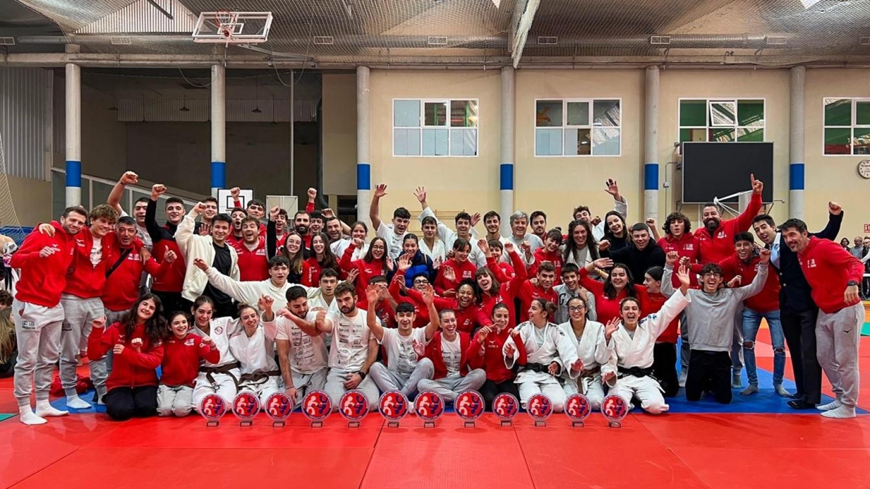 Los judokas del Club Doryoku tras su éxito en el Autonómico Senior con 12 medallas