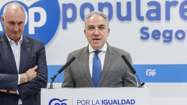 El alcalde de Segovia, José Mazarías, y el vicesecretario de Política Autonómica y Municipal y Análisis Electoral del PP, Elías Bendodo, durante su intervención de este lunes en Segovia