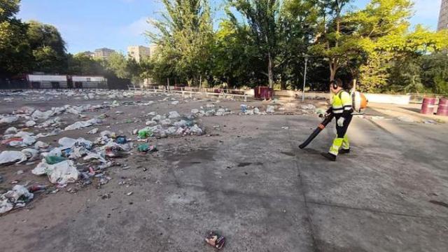 Un trabajador del equipo de limpieza en Valladolid