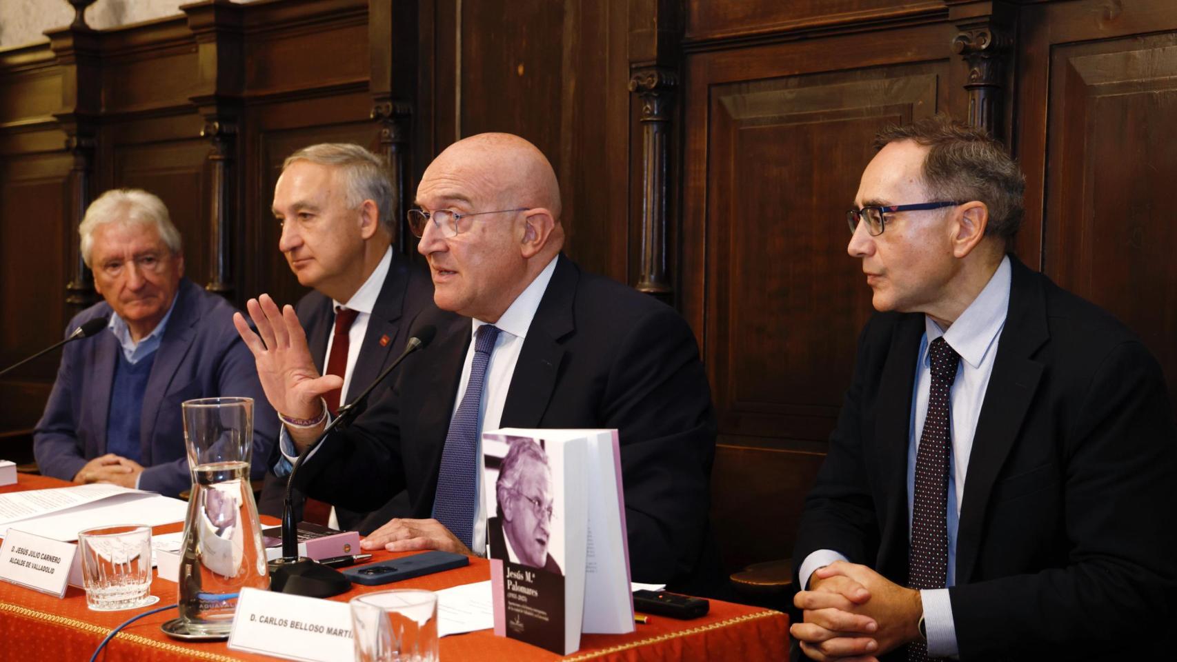 Jesús Julio Carnero, alcalde de Valladolid, durante la presentación del libro