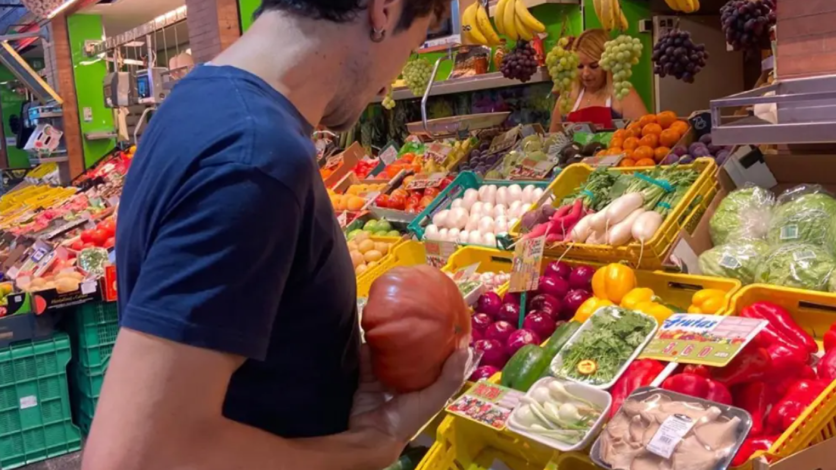 Eneko Atxa comprando en el mercado.