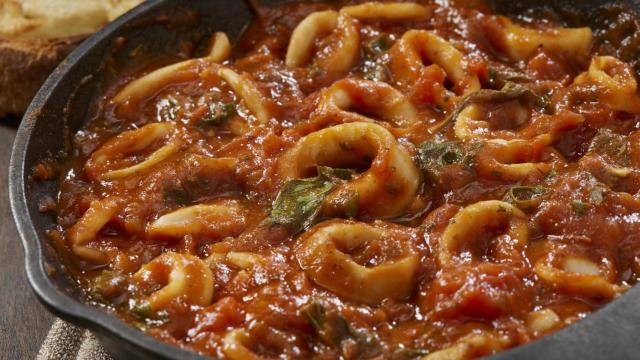 Una sartenada de calamares guisados con tomate