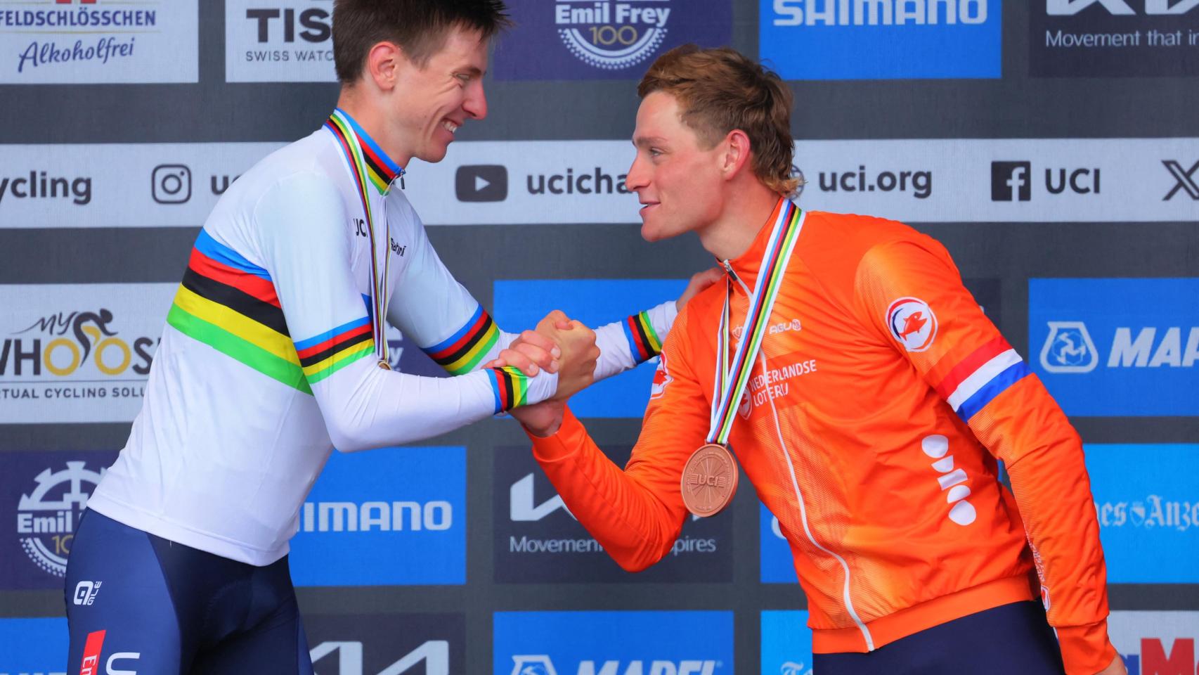 Tadej Pogacar saluda a Mathieu Van der Poel en el podio del Mundial 2024.