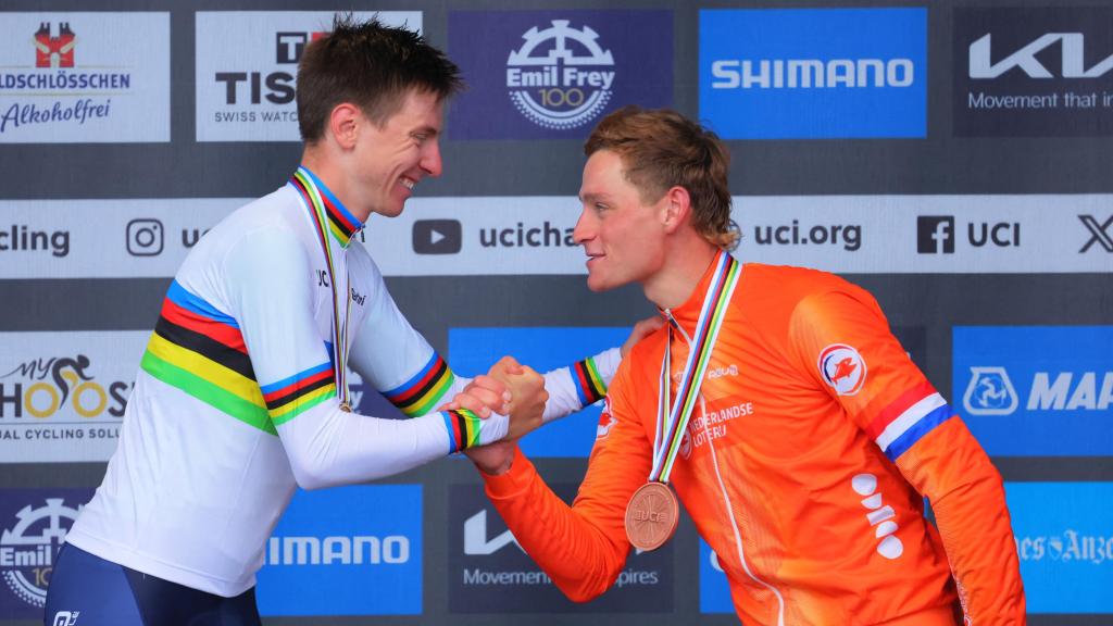 Tadej Pogacar saluda a Mathieu Van der Poel en el podio del Mundial 2024.