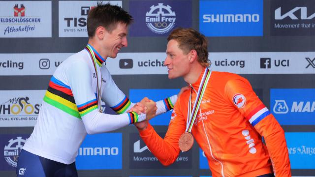 Tadej Pogacar saluda a Mathieu Van der Poel en el podio del Mundial 2024.