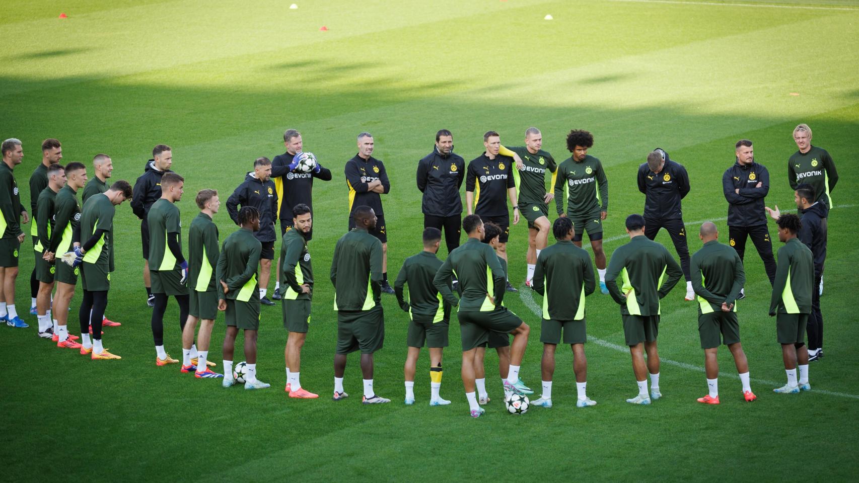 Los futbolistas del Borussia Dortmund entrenan en el día previo al partido de Champions contra el Brujas.