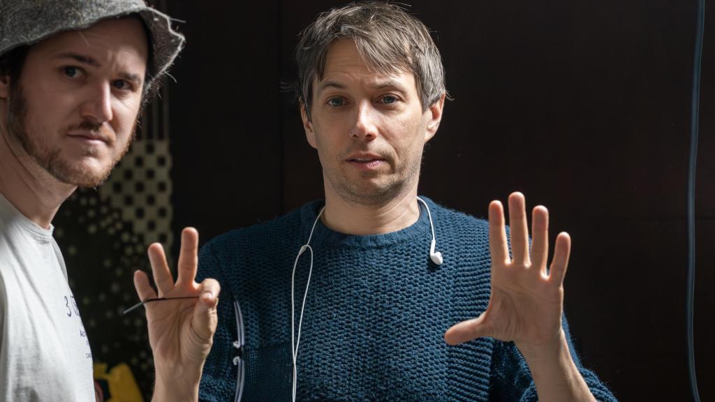 Sean Baker da instrucciones en el rodaje de 'Anora'. Foto: Universal