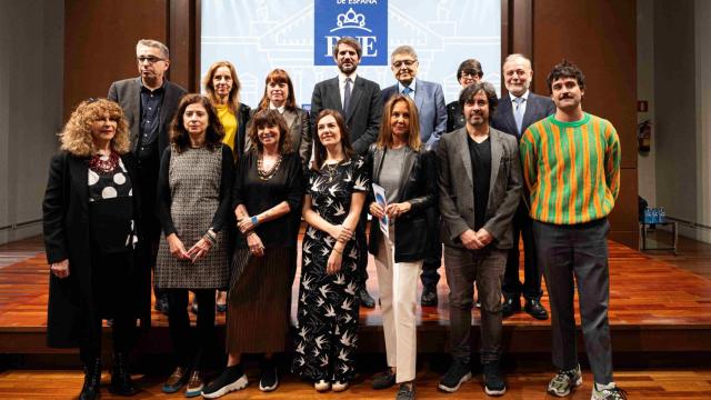 El ministro de Cultura Ernest Urtasun y Sergio Ramírez (Comisario Literario de la delegación) en una foto de familia con varios autores. Foto: Ministerio de Cultura