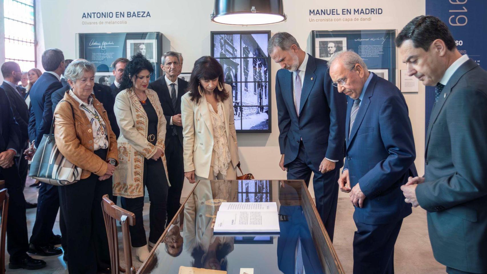 El rey Felipe VI inaugura la exposición sobre los hermanos Machado