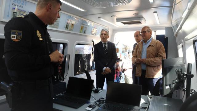 El ministro Marlaska en la presentación de las nuevas unidades móviles de Documentación de la Policía Nacional en Brihuega (Guadalajara). Foto: Ministerio del Interior.