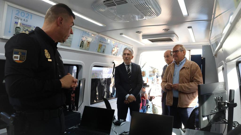 El ministro Marlaska en la presentación de las nuevas unidades móviles de Documentación de la Policía Nacional en Brihuega (Guadalajara). Foto: Ministerio del Interior.