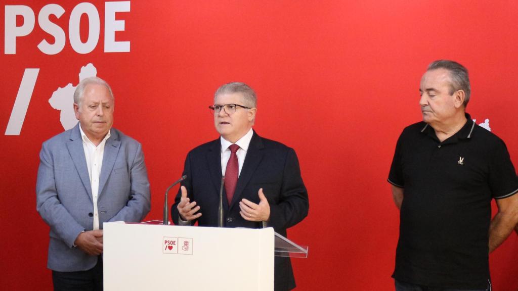 El líder del PSOE de la Región de Murcia, Pepe Vélez (c) comparece tras su reunión con el secretario general de UGT, Antonio Jiménez (i) y el secretario general de CCOO, Santiago Navarro (d).