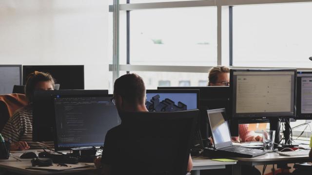 Trabajadores en una oficina.