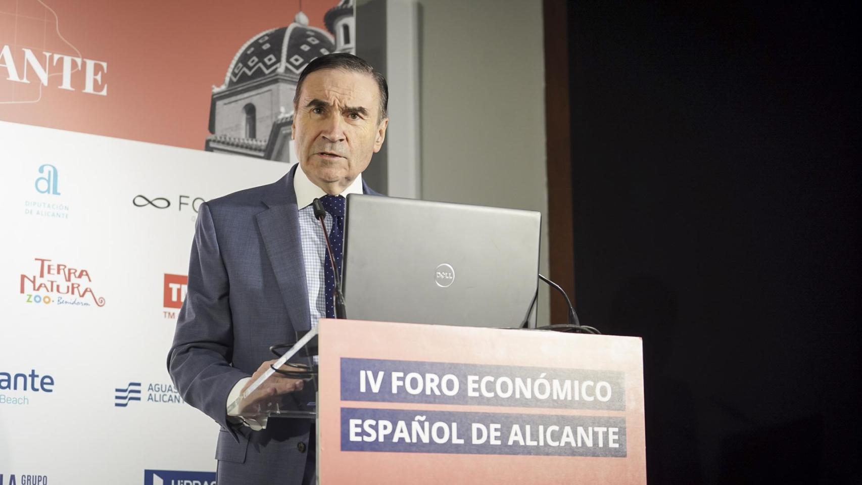 Pedro J. Ramírez, presidente ejecutivo y director de EL ESPAÑOL, durante su intervención en la apertura del IV Foro Económico Español de Alicante.