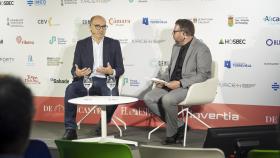 El director del Centro de Inteligencia Digital de Alicante (Cenid), Manuel Palomar, en una mesa redonda junto al delegado de EL ESPAÑOL de Alicante, Héctor Fernández.