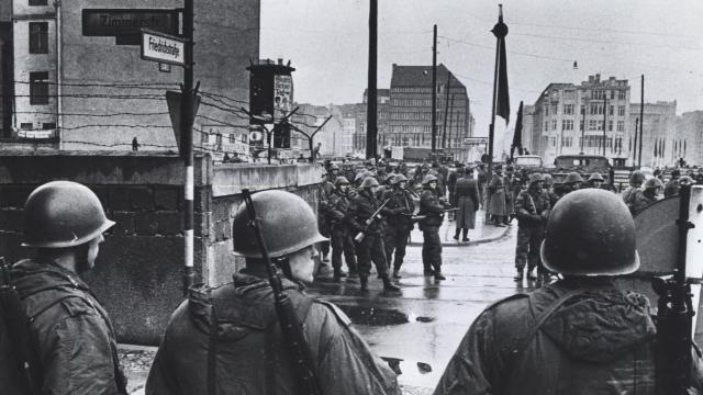 Soldados estadounidenses en el paso fronterizo de Friedrichstrasse, en Berlín, en 1961.