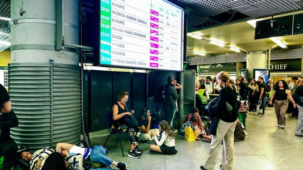 Personas en la estación de Atocha, el 19 de octubre.