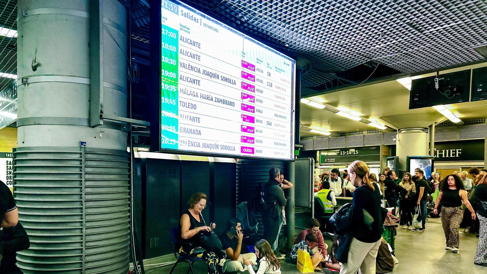 Personas en la estación de Atocha, el 19 de octubre.