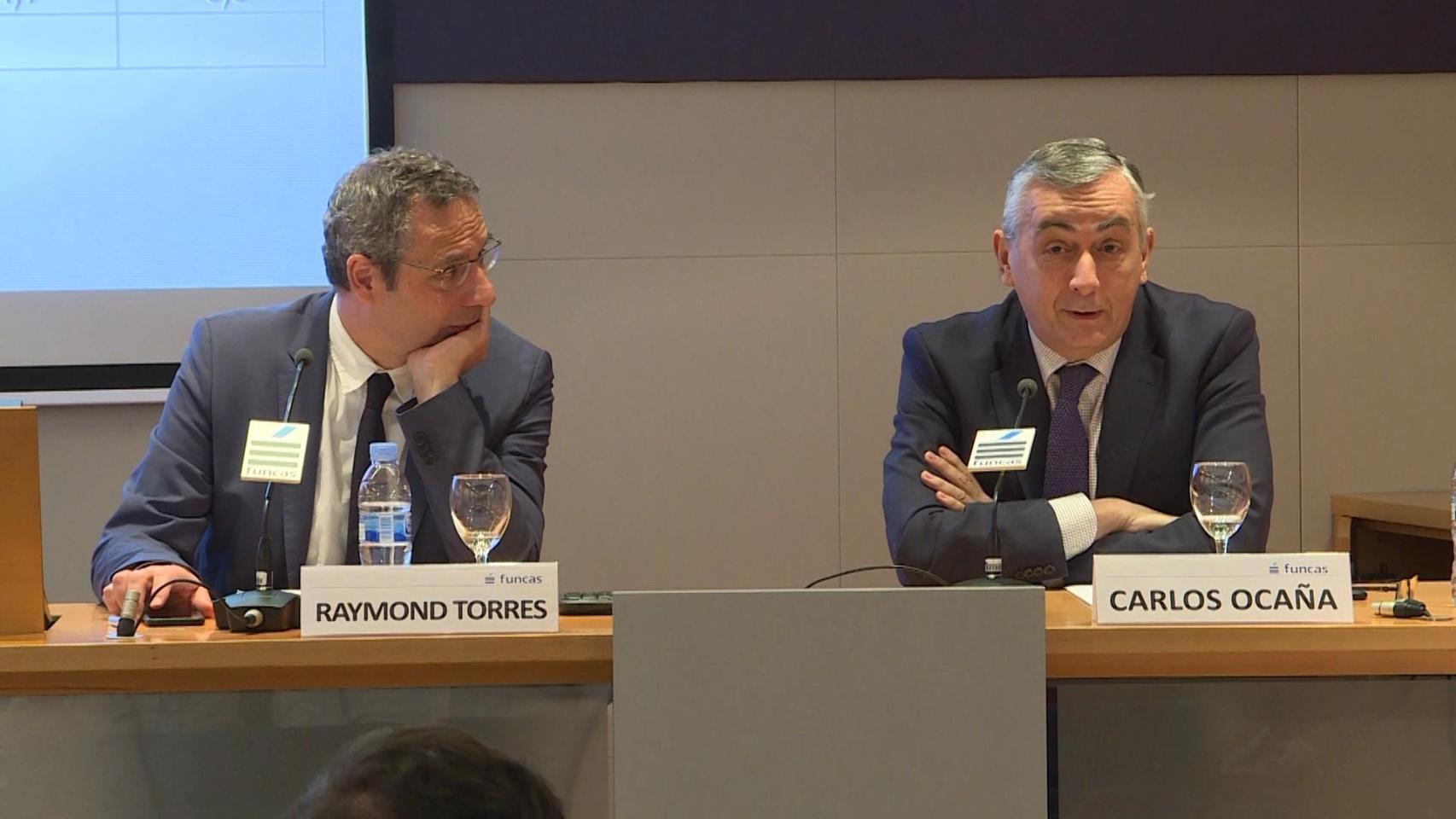 (I-D) El director de Coyuntura y Economía Internacional de Funcas, Raymond Torres y el director general de Funcas, Carlos Ocaña en la charla sobre las previsones económicas de España.