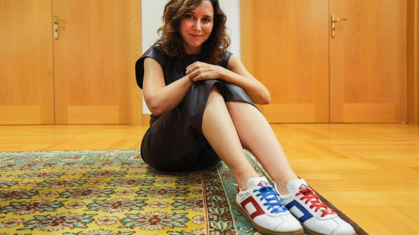 Ayuso con las zapatillas del aniversario de Metro de Madrid.