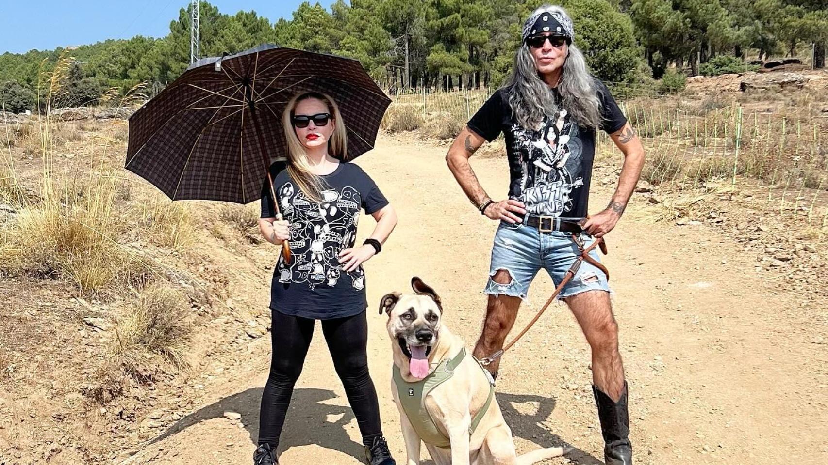 Alaska y Mario Vaquerizo junto a su perro.