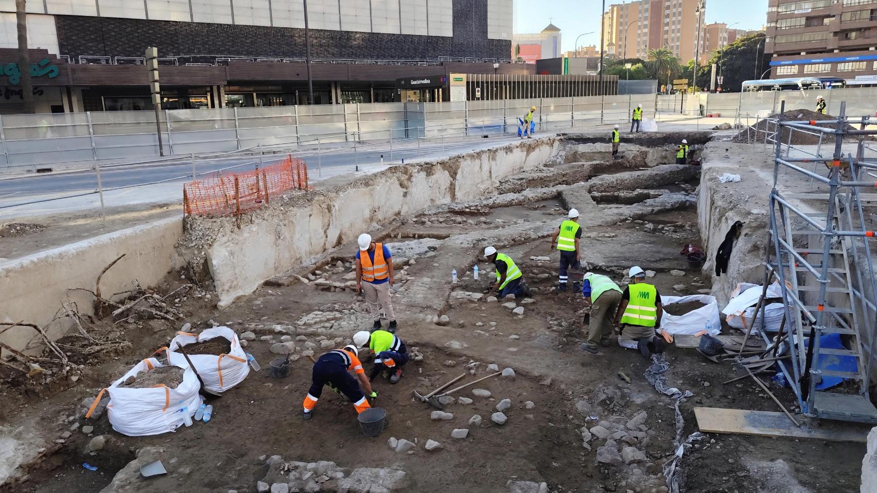 Imagen de las excavaciones arqueológicas del Metro de Málaga que se están realizando junto a El Corte Inglés.