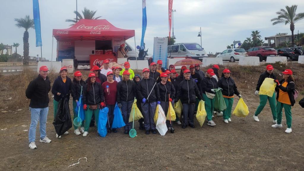 Voluntarios que van a recoger basura en una playa en Torremolinos.