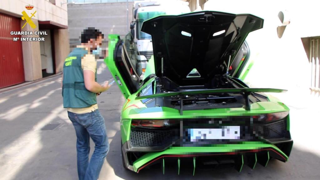 Coche de lujo robado confiscado por la Guardia Civil.