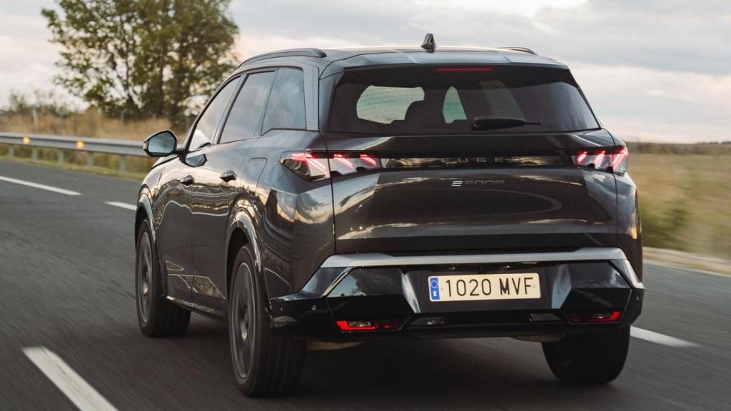 Todos los Peugeot 5008 está electrificados.