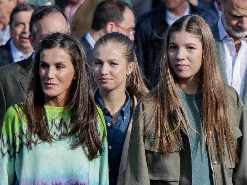 Letizia y sus hijas, el año pasado en la entrega del Pueblo Ejemplar.