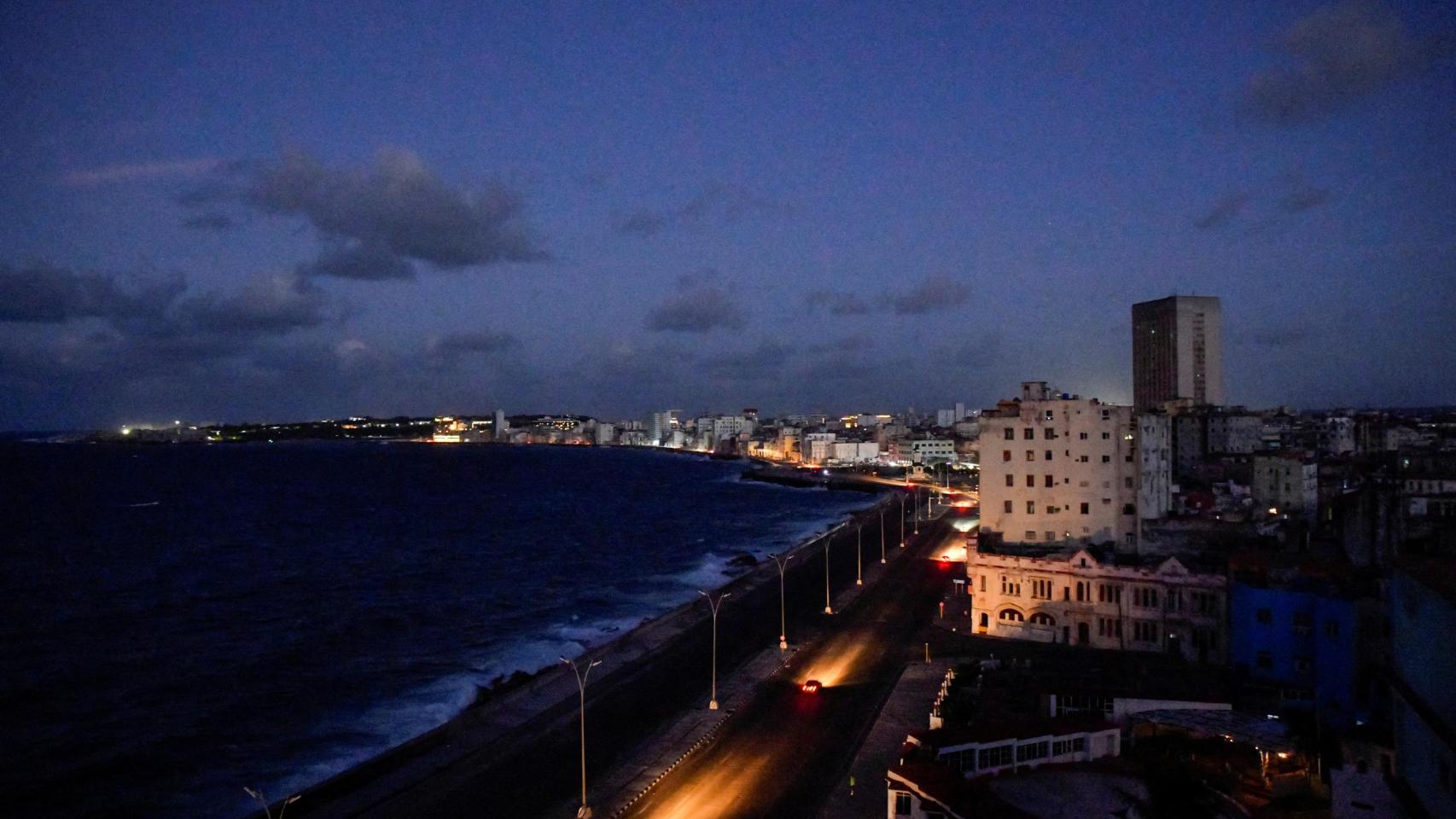 Imagen del malecón de la Habana durante el apagón que está sufriendo Cuba estos días.