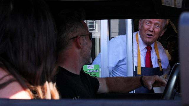 Donald Trump atendiendo en la ventanilla de un  McDonald’s  de Pensilvania, a las afueras de Filadelfia.