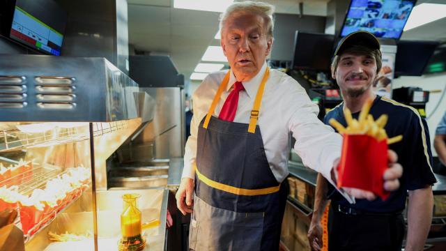 El candidato Donald Trump visita un McDonald's en Feasterville-Trevose, Pensilvania.