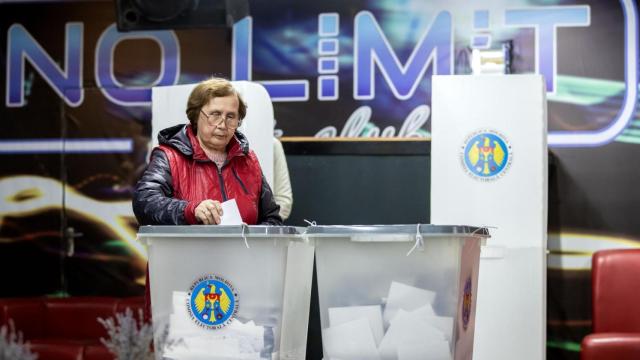 Un mujer moldava vota en el referéndum de este domingo.