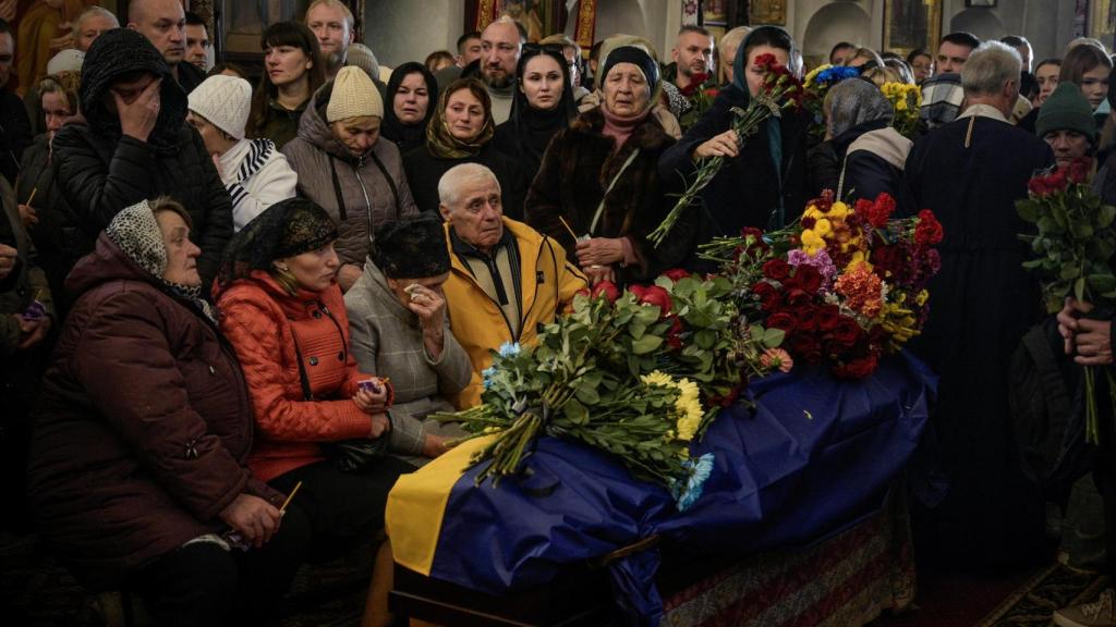 Familiares y amigos del soldado ucraniano Andrii Mokhonko, caído en Kursk, en su funeral.