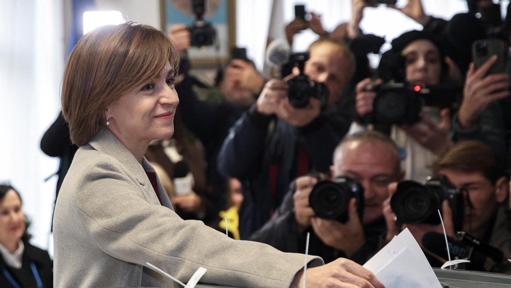 La presidenta en ejercicio y candidata presidencial de Moldavia, Maia Sandu, en el instante de votar.