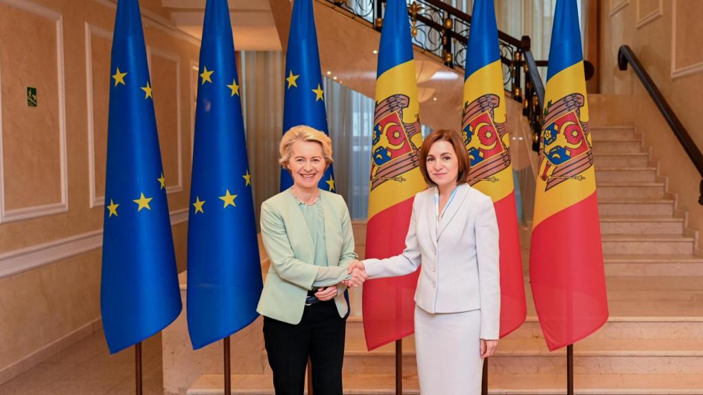 Ursula von der Leyen saluda a la presidenta de Moldavia, Maia Sandu, durante su visita a Chisinau el pasado 10 de octubre