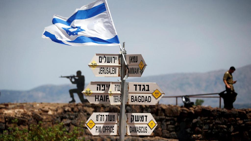 Tropas israelíes tras los carteles que indican las distancias a diferentes ciudades desde el Monte Bental.