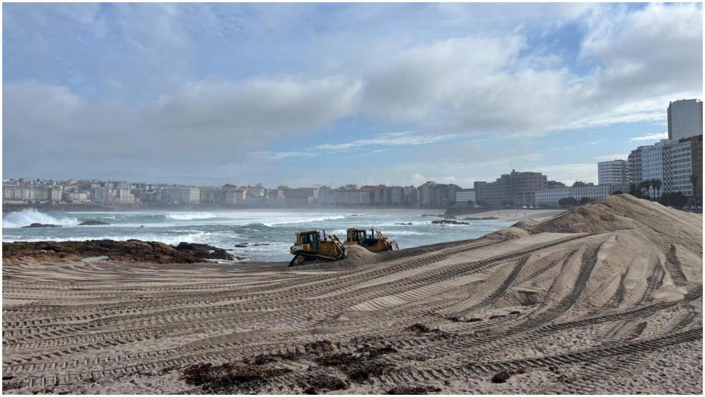 Comienzan los trabajos para levantar la duna de Riazor