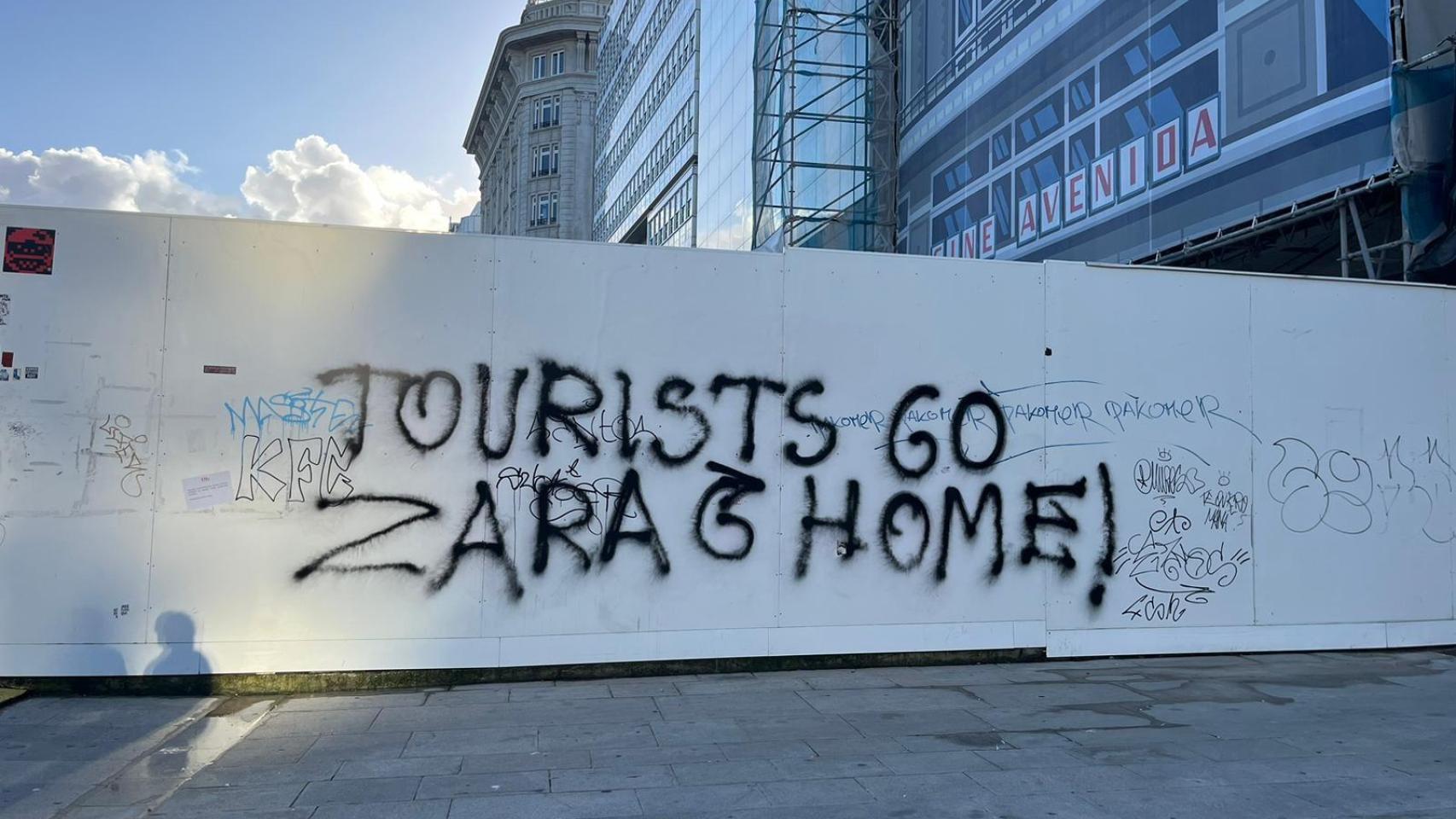 Aparece una pintada en el Obelisco de A Coruña en contra de los turistas y de Zara