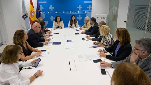 Belén do Campo, en el centro a la izquierda, con directores territoriales de consellerías.